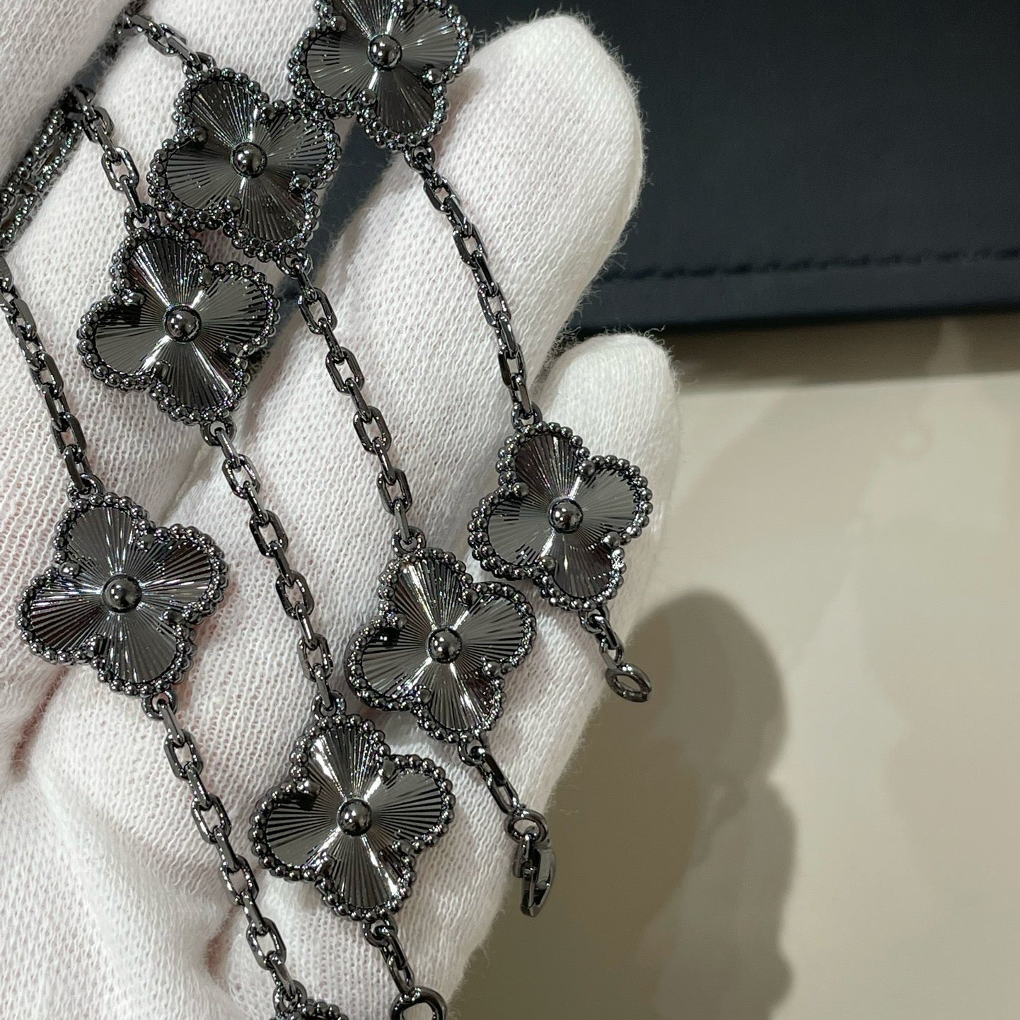 [Glitter Jewelry]CLOVER 5 MOTIF BLACK BRACELET