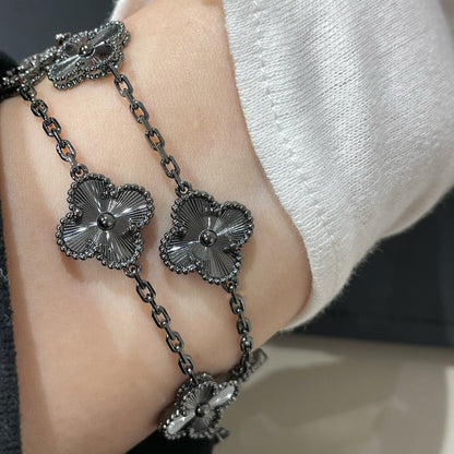[Glitter Jewelry]CLOVER 5 MOTIF BLACK BRACELET