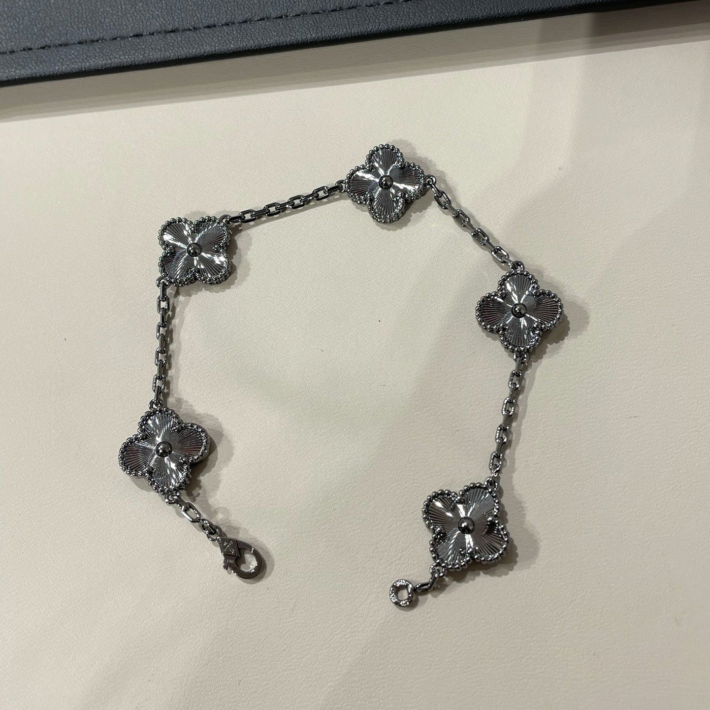 [Glitter Jewelry]CLOVER 5 MOTIF BLACK BRACELET