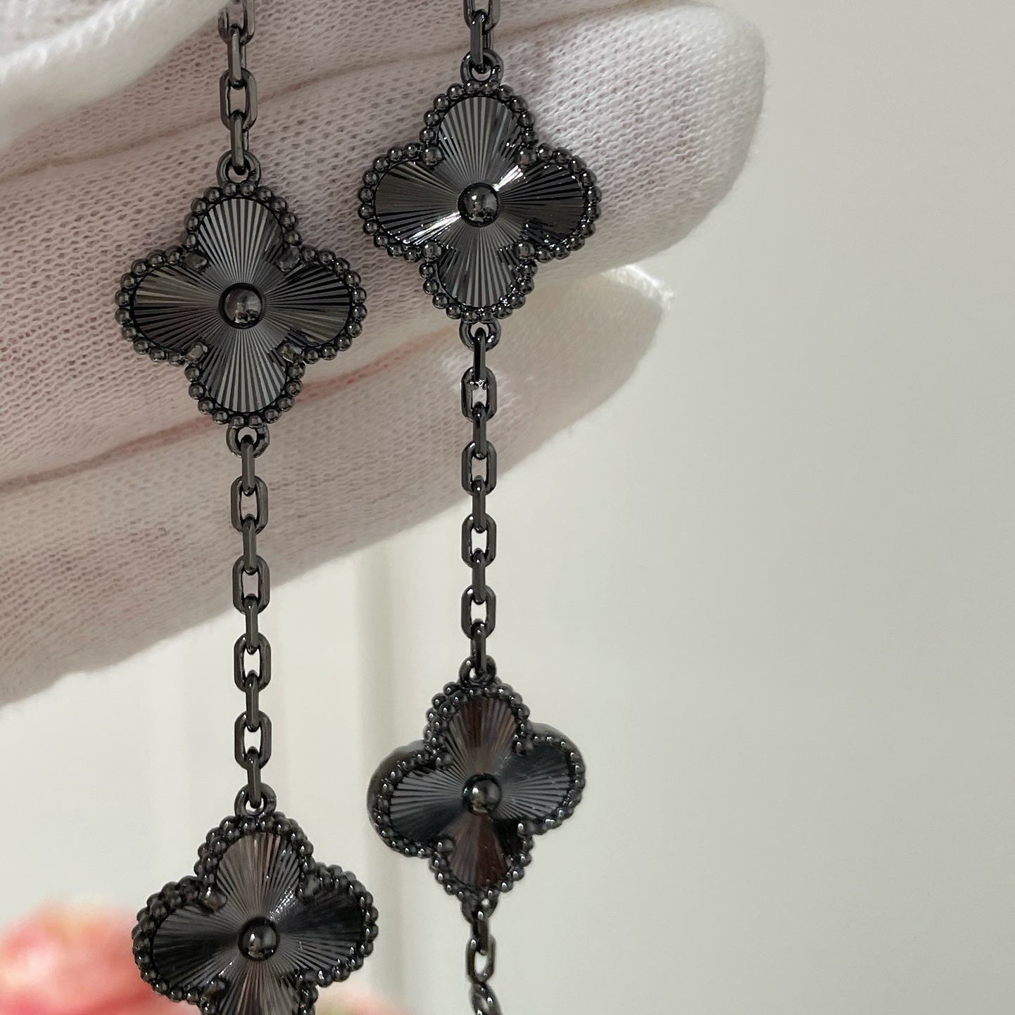 [Glitter Jewelry]CLOVER 5 MOTIF BLACK BRACELET