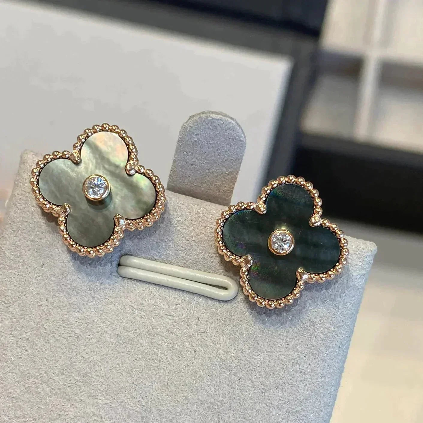 [Glitter Jewelry]CLOVER MEDIUM 1 MOTIFS GRAY MOP  DIAMOND EARRINGS