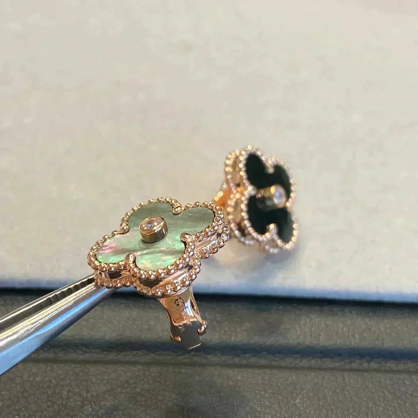 [Glitter Jewelry]CLOVER MEDIUM 1 MOTIFS GRAY MOP  DIAMOND EARRINGS