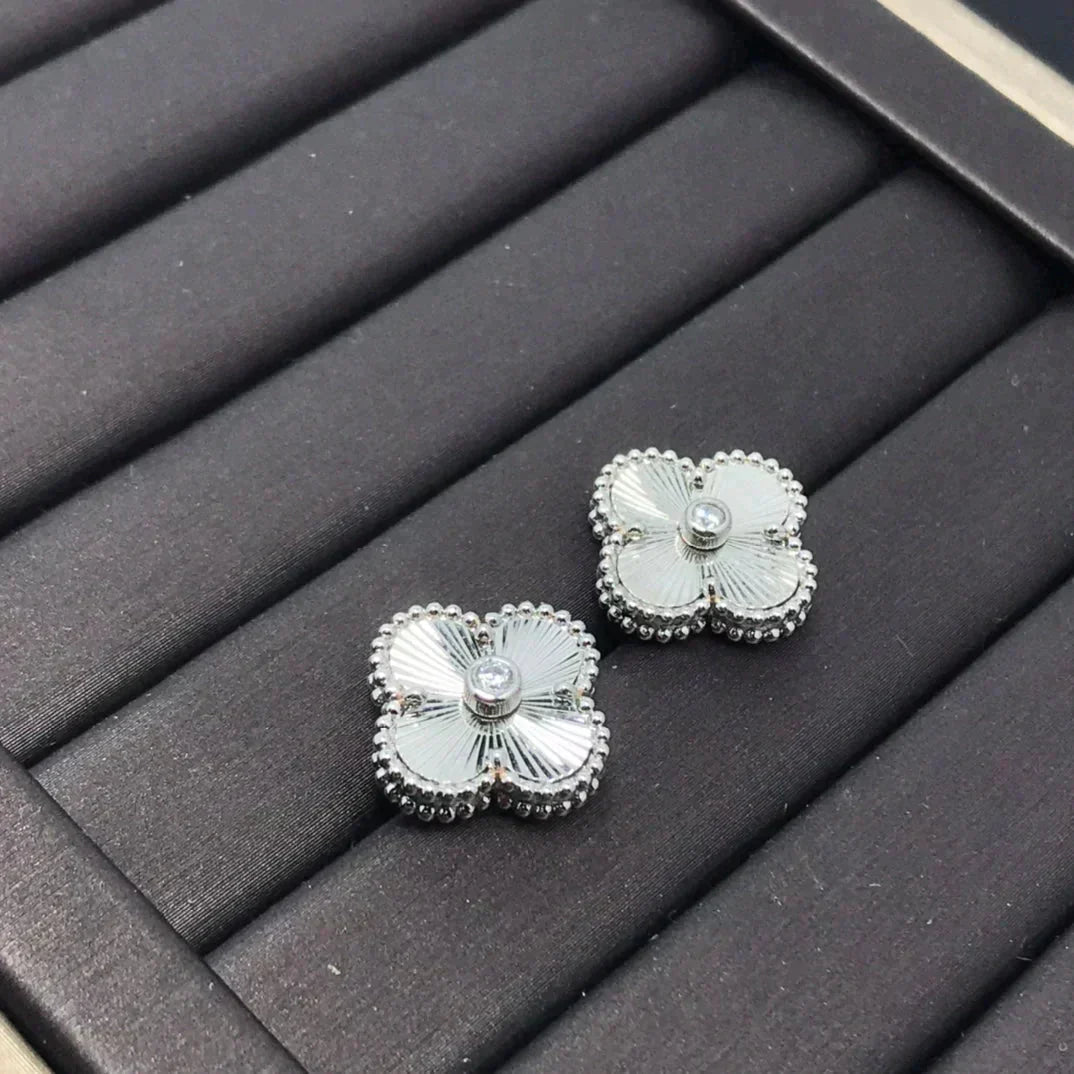 [Glitter Jewelry]CLOVER MINI 9.5MM LASER EARRINGS