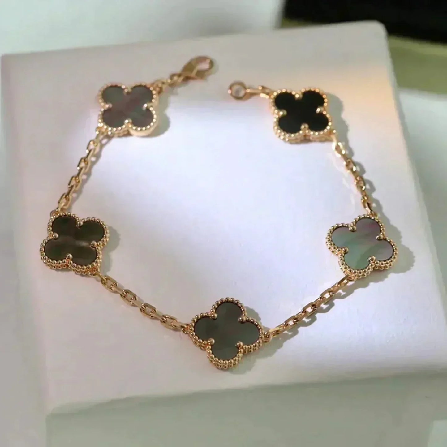 [Glitter Jewelry]CLOVER 5 MOTIF GRAY MOP  BRACELET