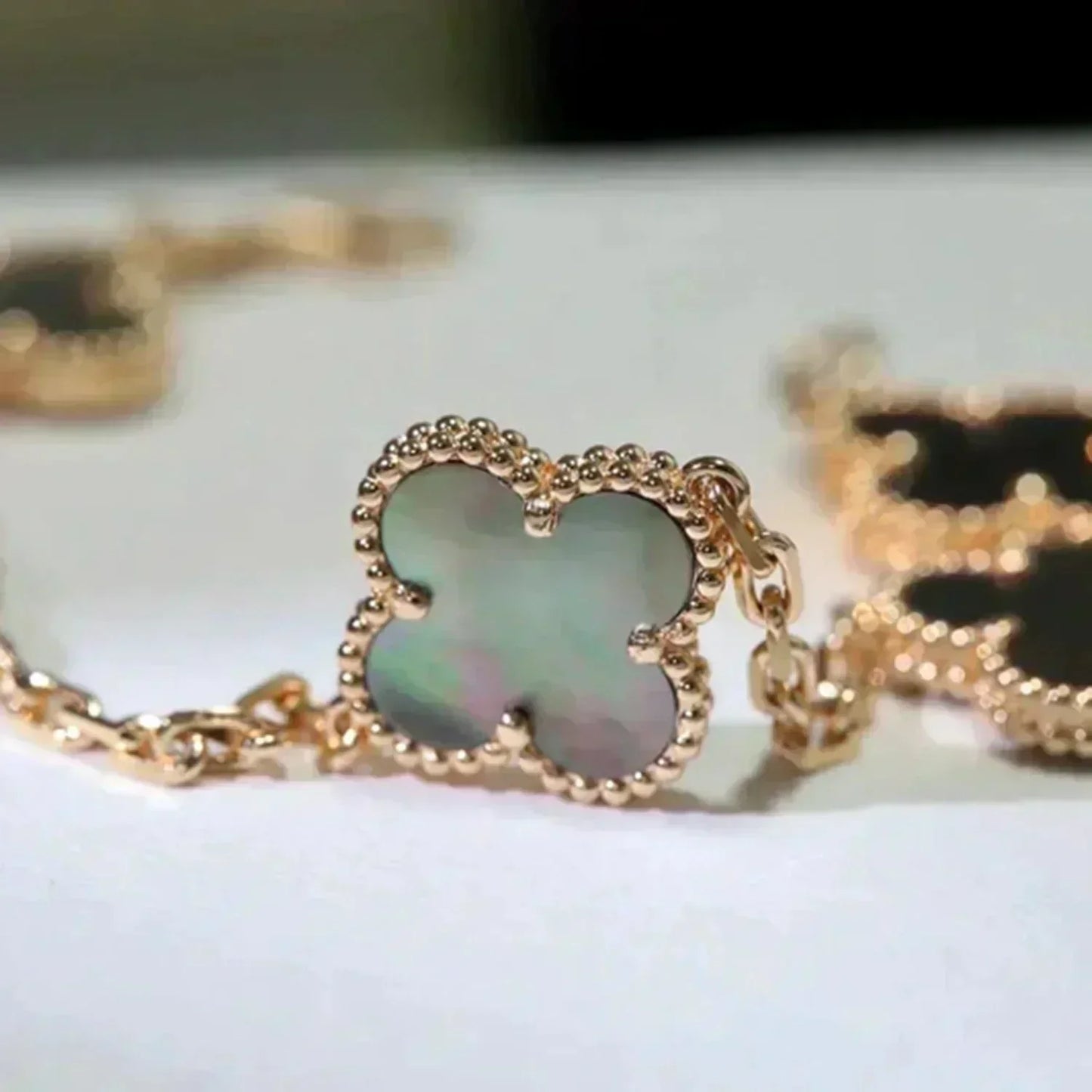 [Glitter Jewelry]CLOVER 5 MOTIF GRAY MOP  BRACELET