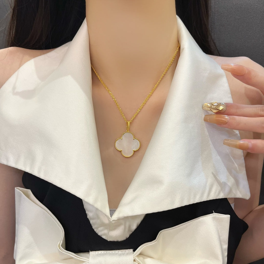 [グリッタージュエリー]クローバー 25mm モップ ラージペンダントネックレス
