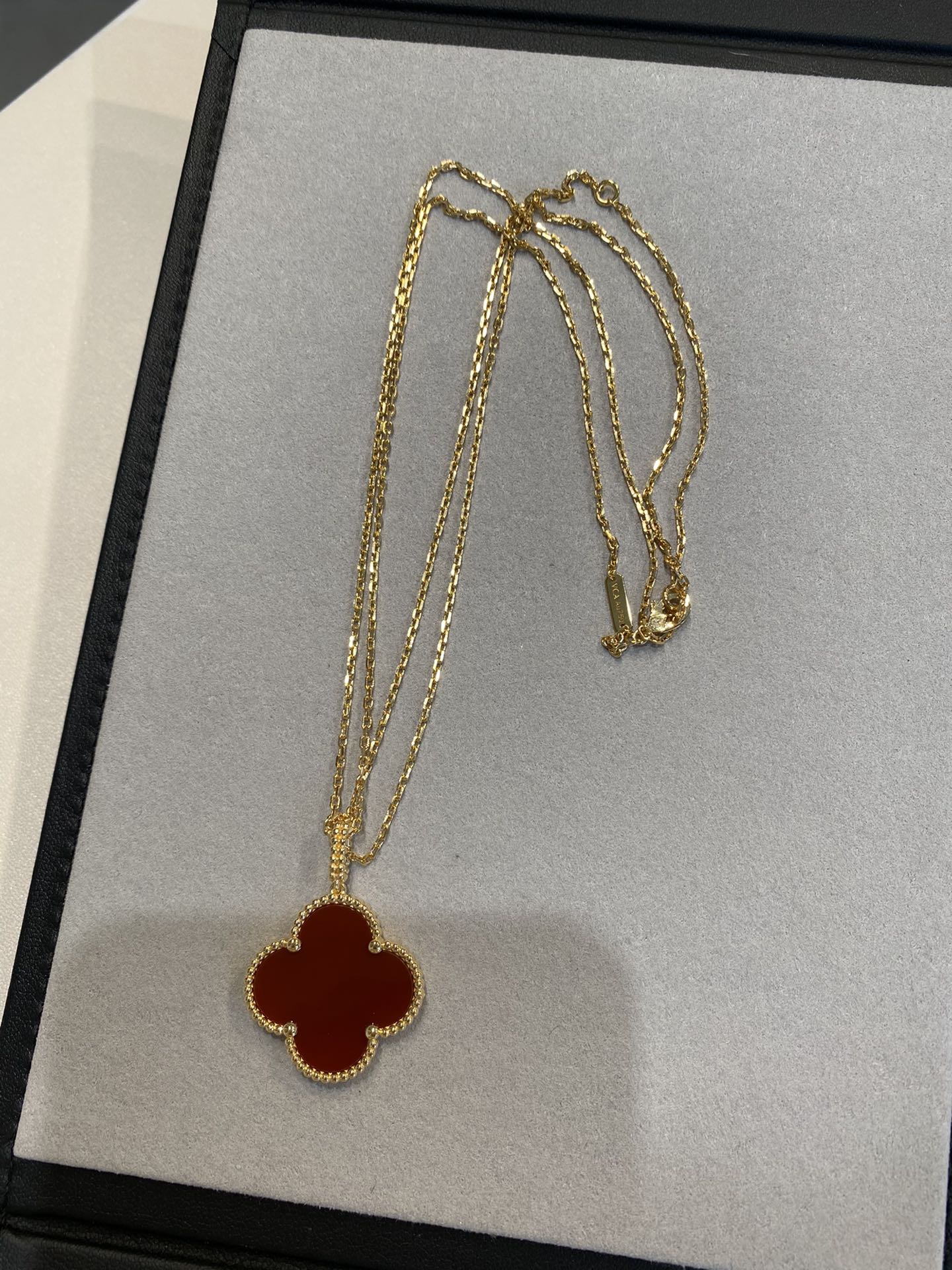 [Glitter Jewelry]CLOVER 25MM NECKLACE GOLD CARNELIAN