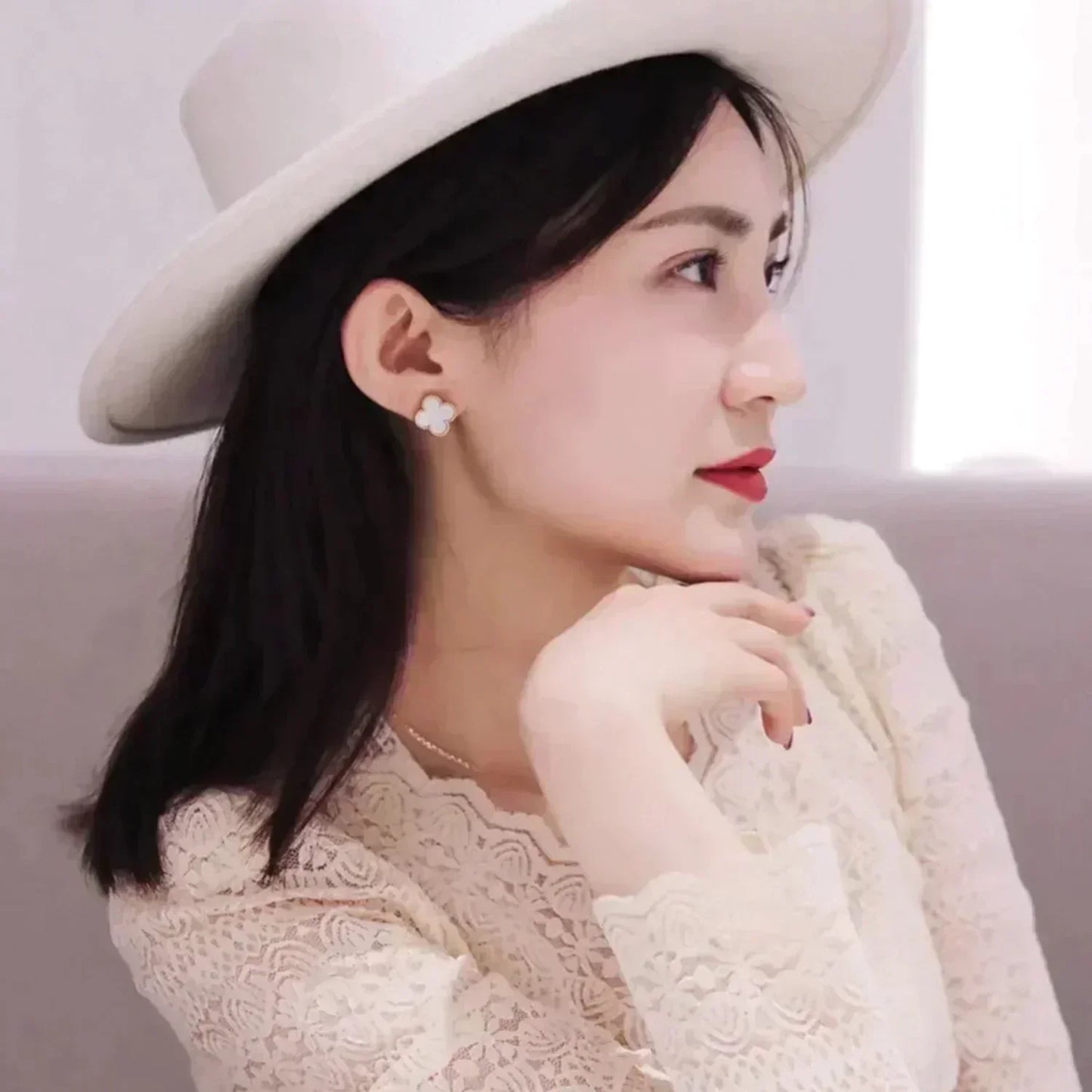 [Glitter Jewelry]CLOVER MEDIUM 1 MOTIFS  WHITE MOP STUD EARRINGS