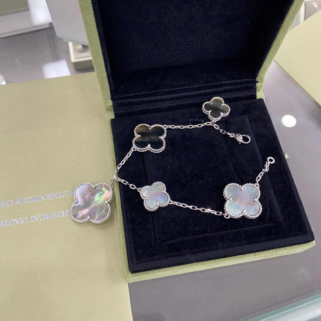 [グリッタージュエリー]クローバー5モチーフシルバーダークモップブレスレット
