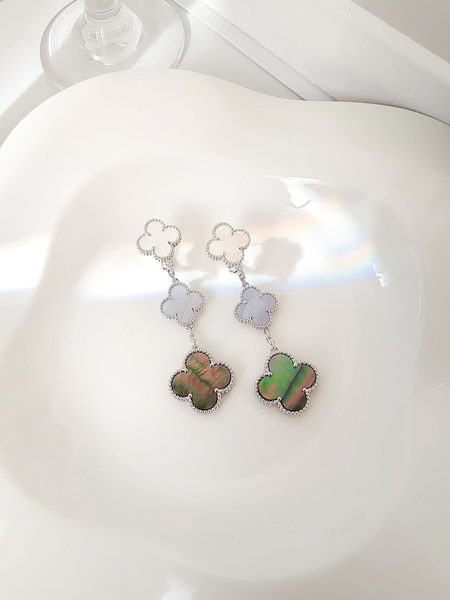 [Glitter Jewelry]CLOVER 3 MOTIFS CHALCEDONY DARK MOP SILVER EARRINGS