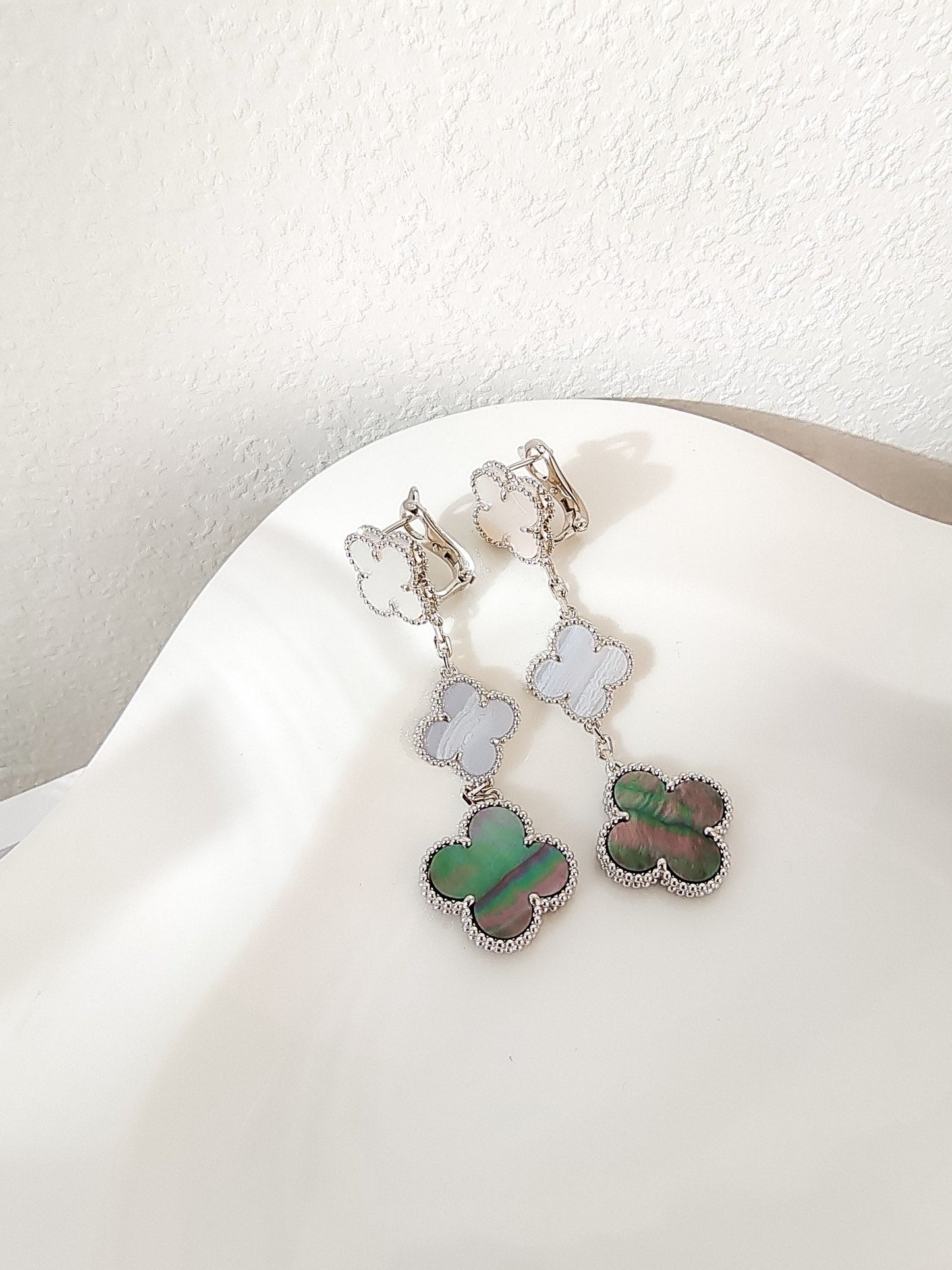 [Glitter Jewelry]CLOVER 3 MOTIFS CHALCEDONY DARK MOP SILVER EARRINGS