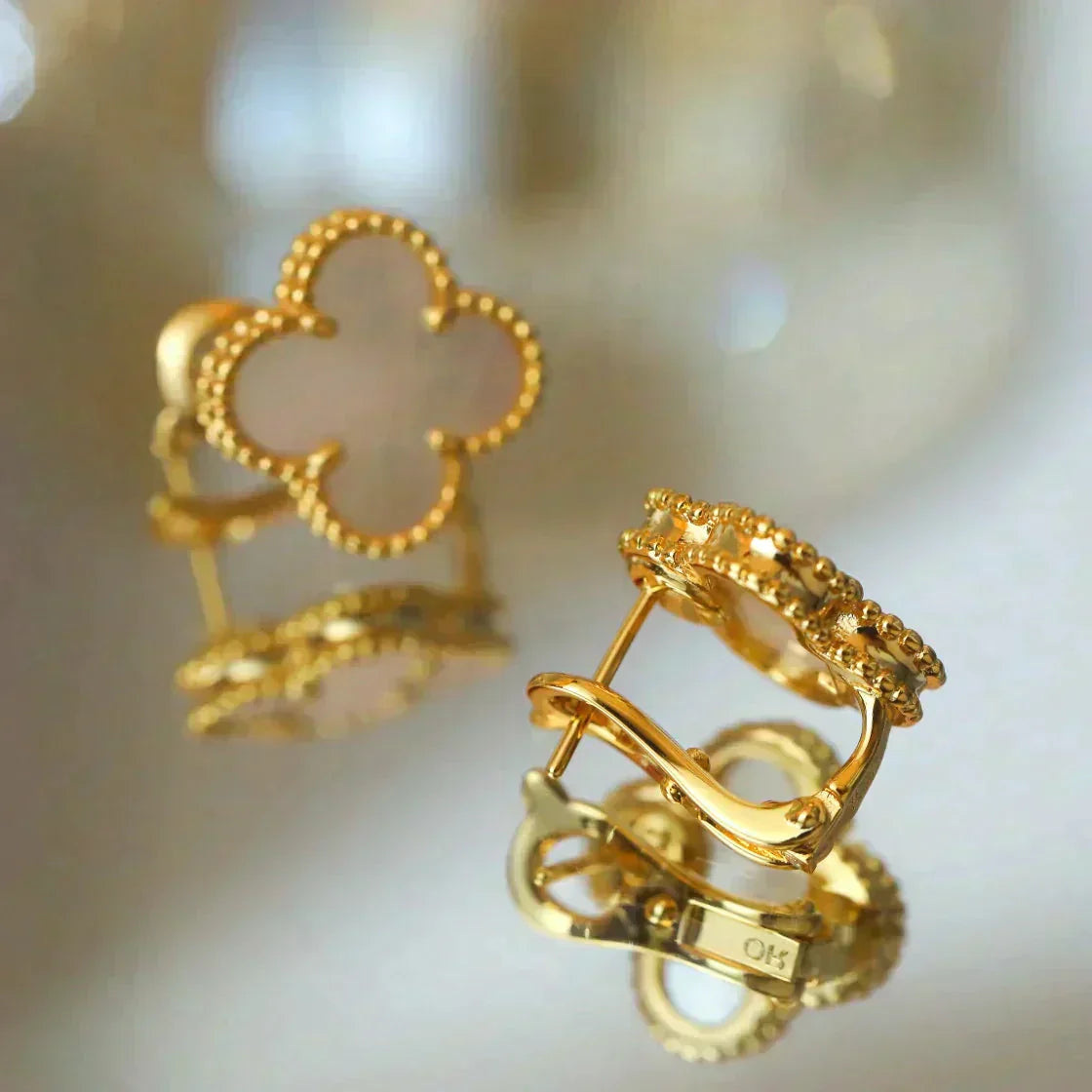 [Glitter Jewelry]CLOVER MEDIUM 1 MOTIFS  WHITE MOP STUD EARRINGS