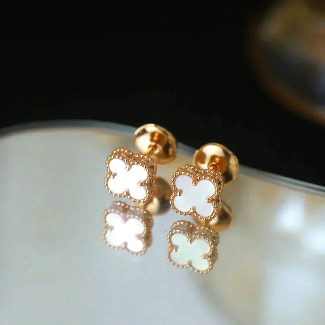 [Glitter Jewelry]CLOVER MINI 9.5MM WHITE MOP EARRINGS