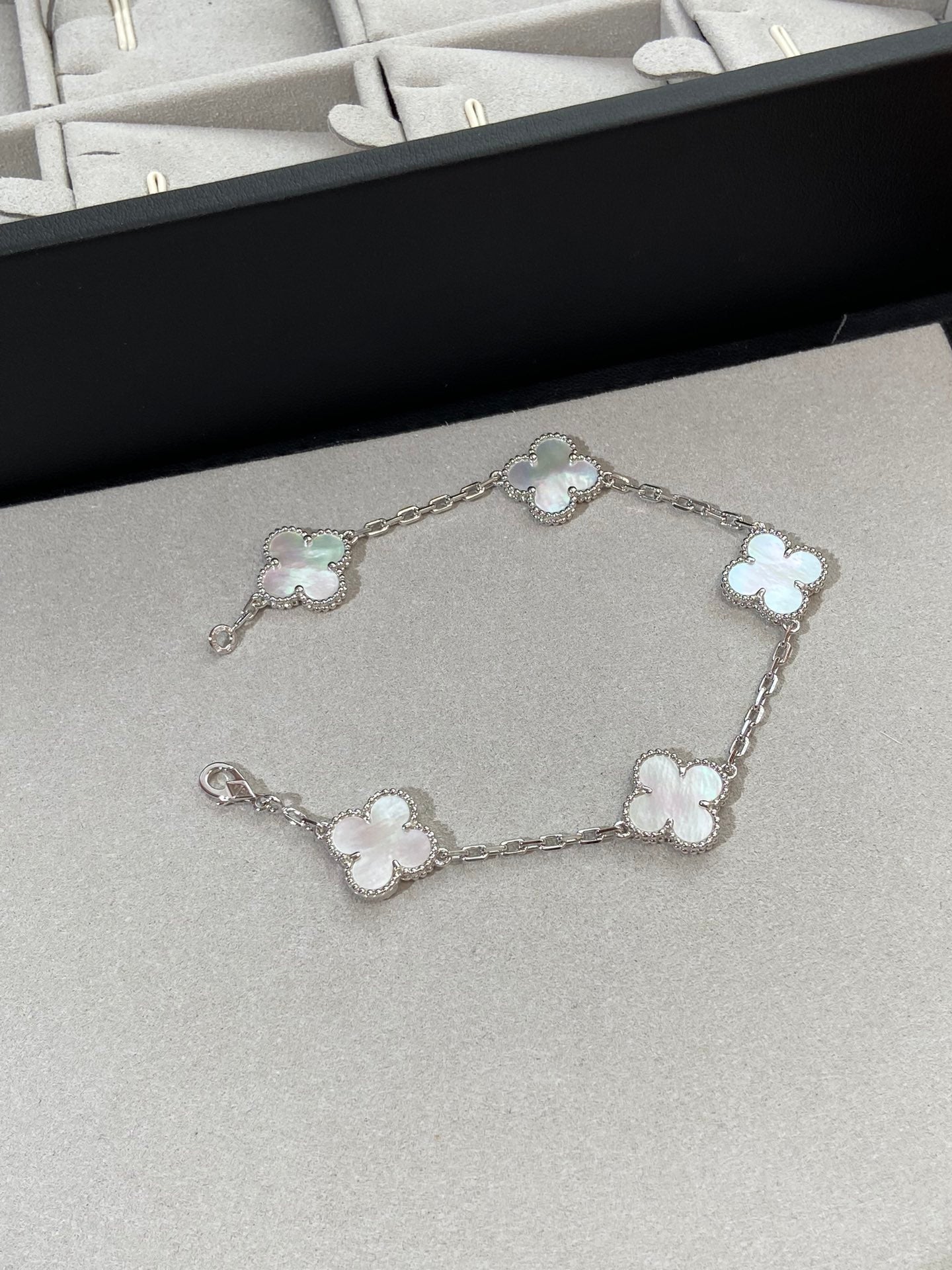 [Glitter Jewelry]CLOVER SILVER MOP 5 MOTIF BRACELET