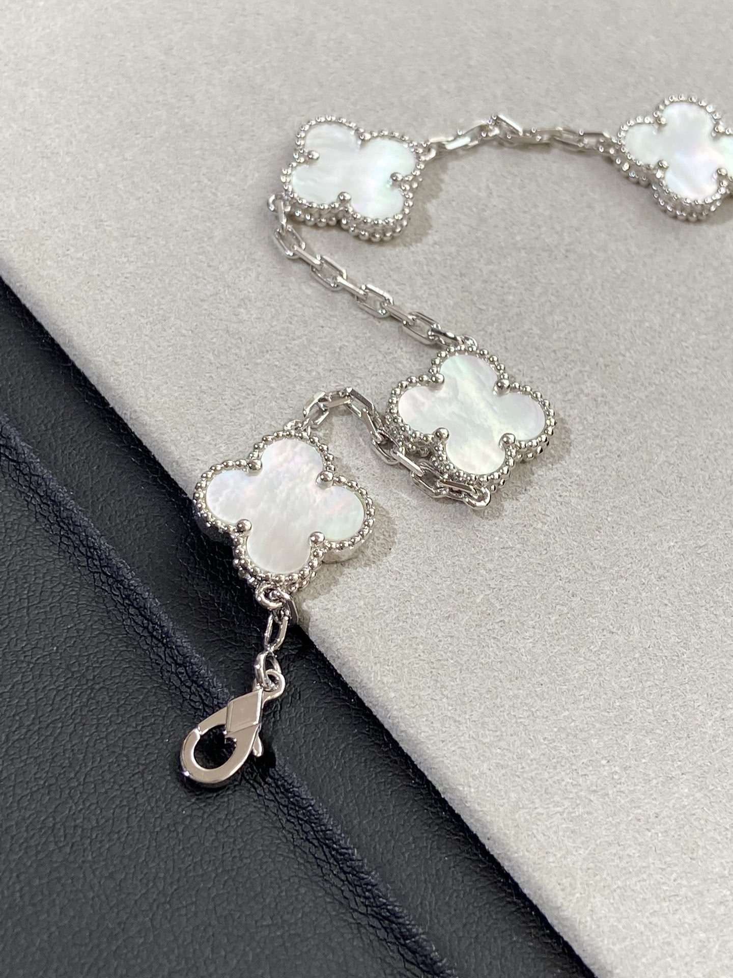 [Glitter Jewelry]CLOVER SILVER MOP 5 MOTIF BRACELET