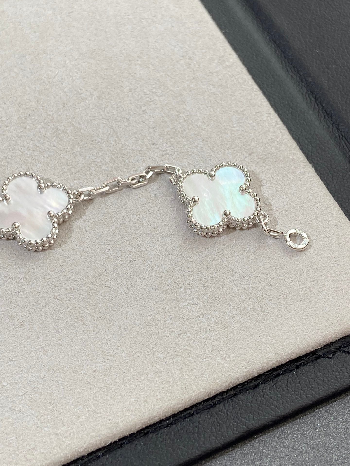 [Glitter Jewelry]CLOVER SILVER MOP 5 MOTIF BRACELET