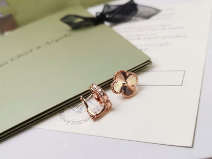 [Glitter Jewelry]CLOVER MEDIUM STUD EARRINGS