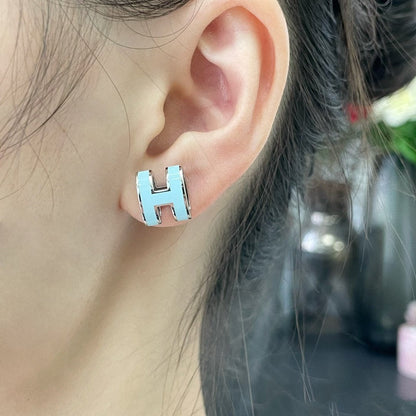 [グリッタージュエリー]POP H スカイブルー スタッドピアス