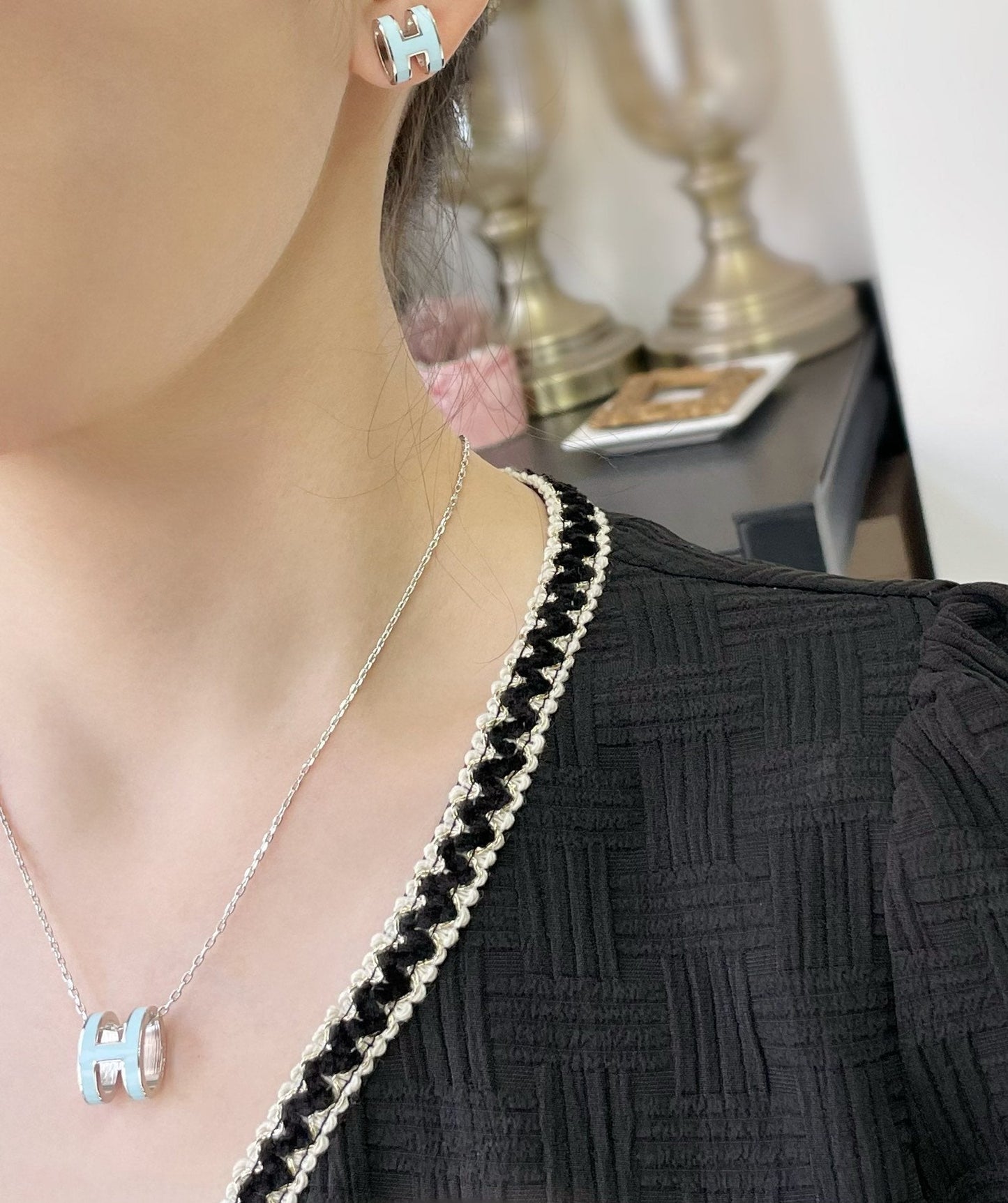 [グリッタージュエリー]POP H スカイブルー スタッドピアス