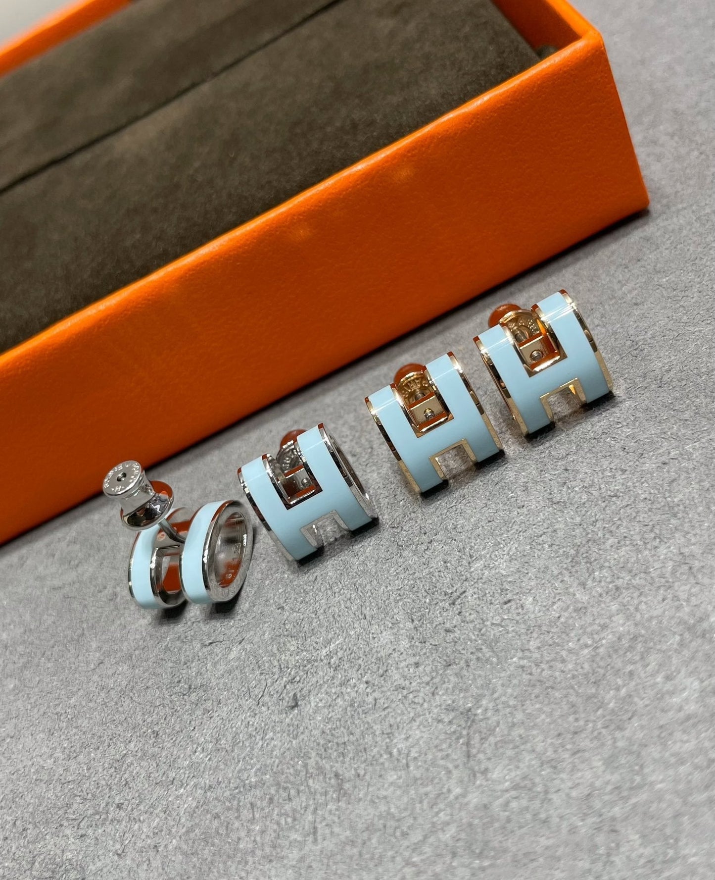 [グリッタージュエリー]POP H スカイブルー スタッドピアス