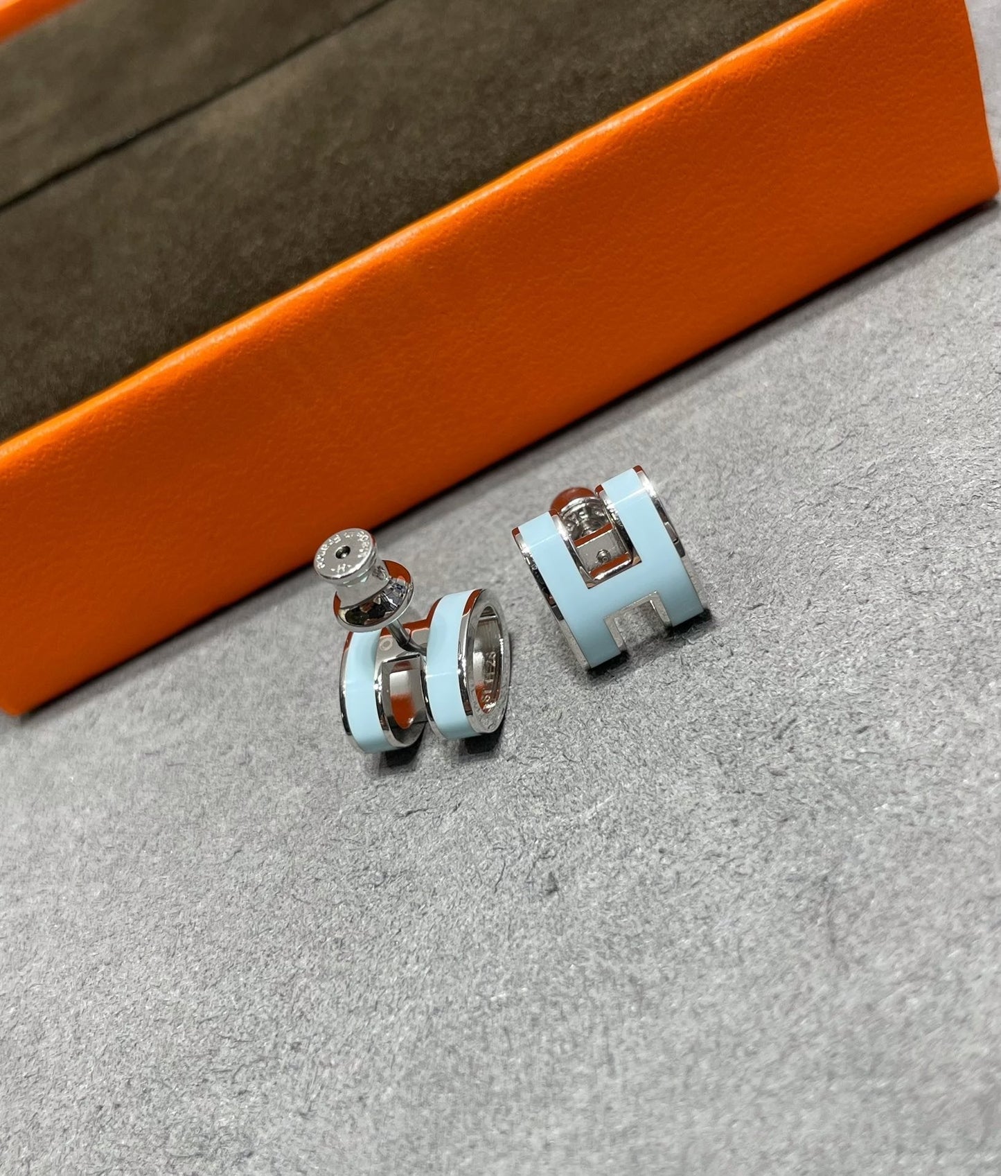 [グリッタージュエリー]POP H スカイブルー スタッドピアス