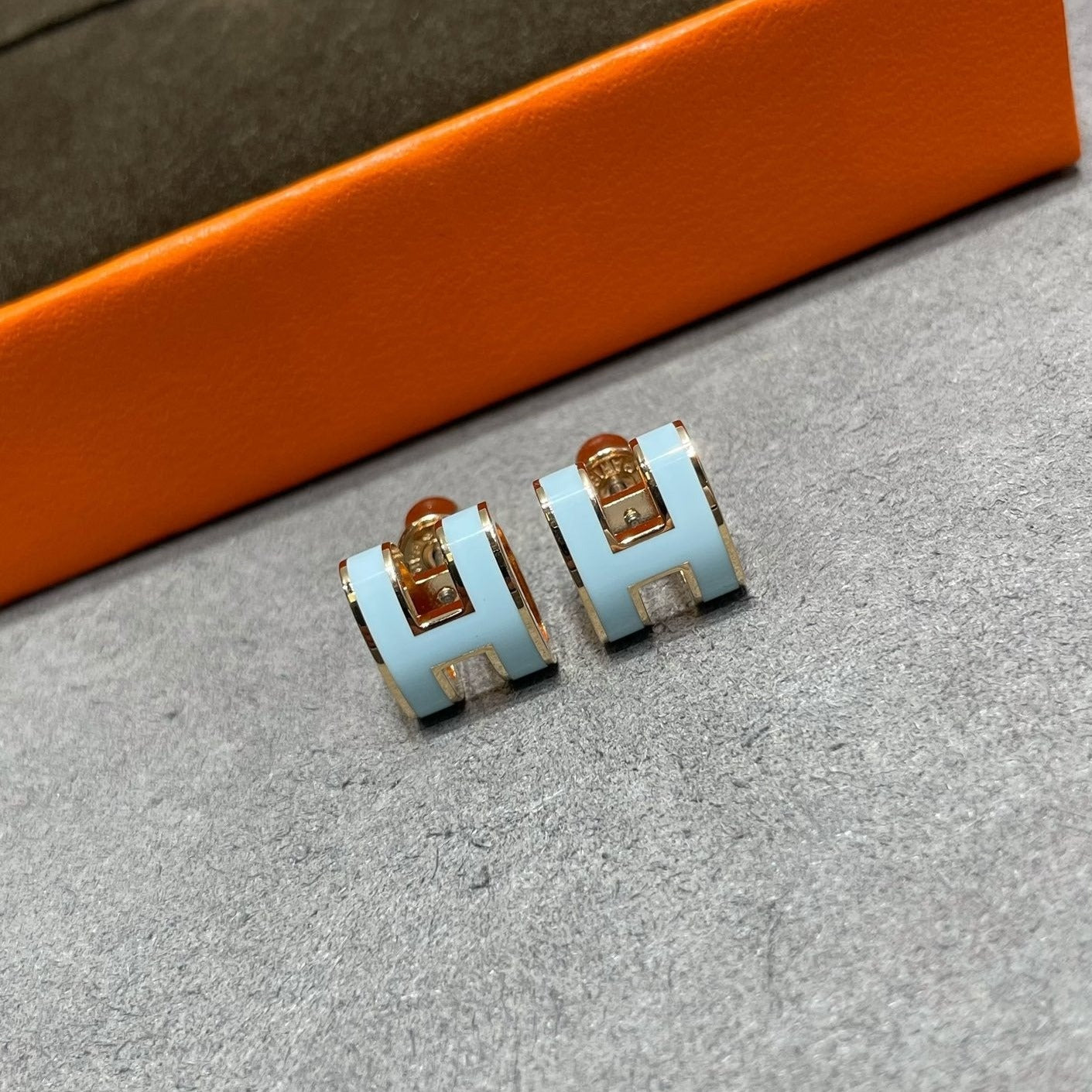 [グリッタージュエリー]POP H スカイブルー スタッドピアス