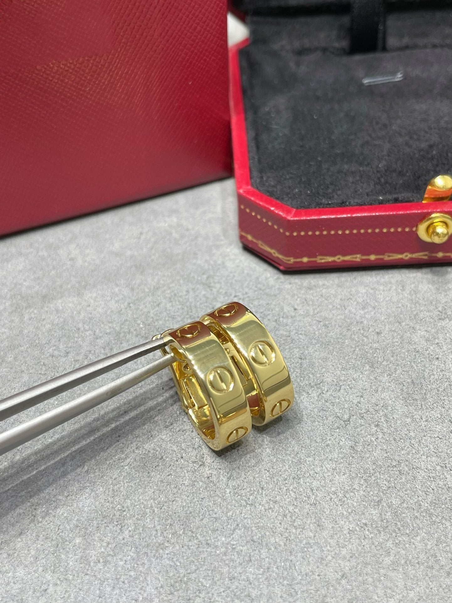 [グリッタージュエリー]LOVE 5.5MM イヤリング