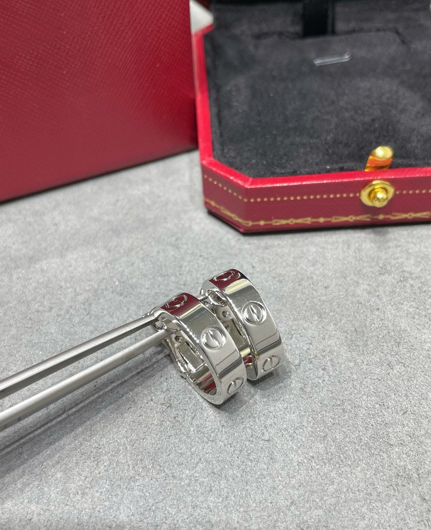 [グリッタージュエリー]LOVE 5.5MM イヤリング