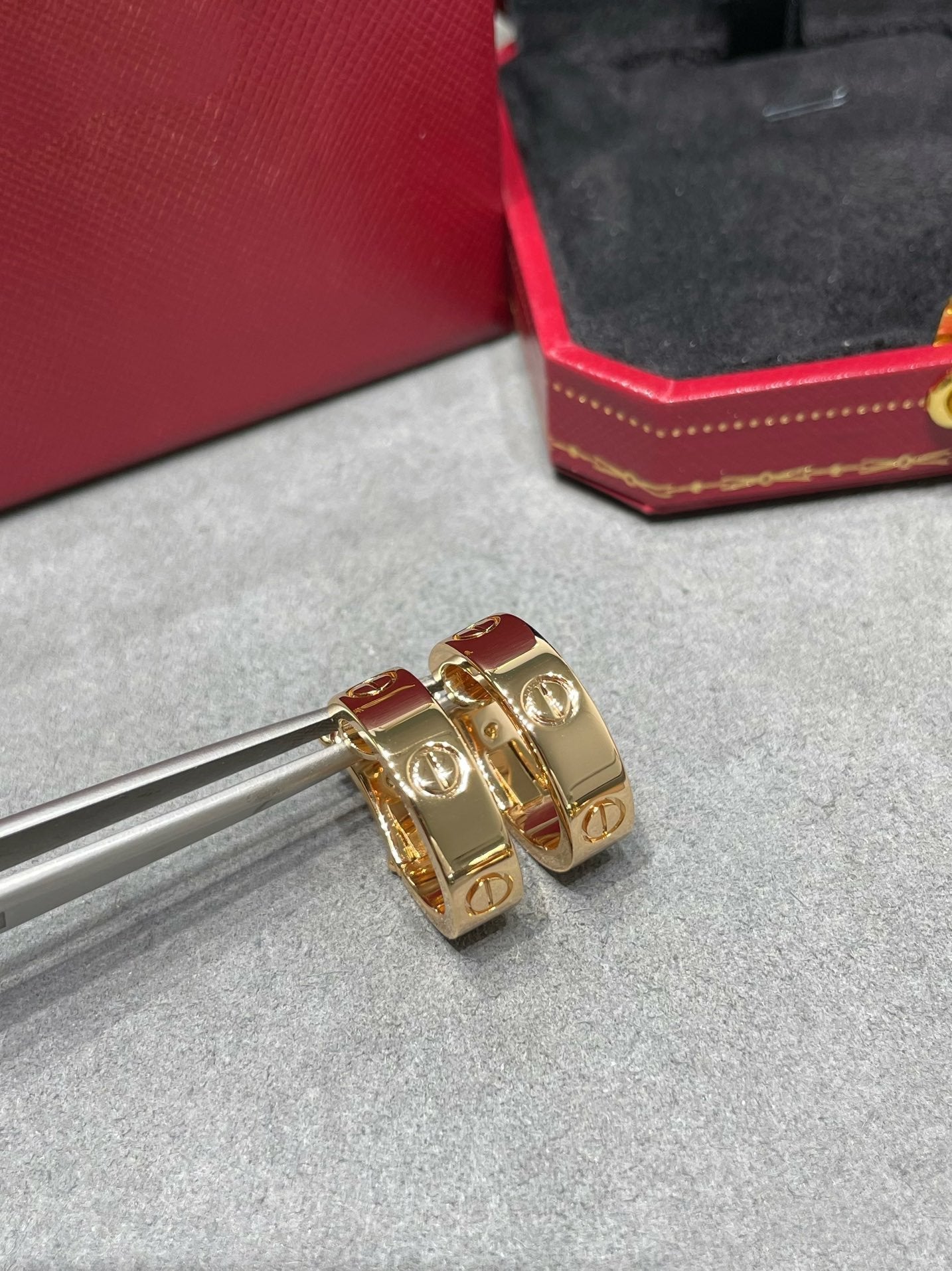 [グリッタージュエリー]LOVE 5.5MM イヤリング