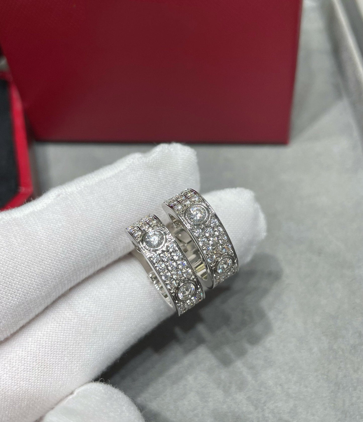 [グリッタージュエリー]LOVE 5.5mm ダイヤモンドパヴェイヤリング
