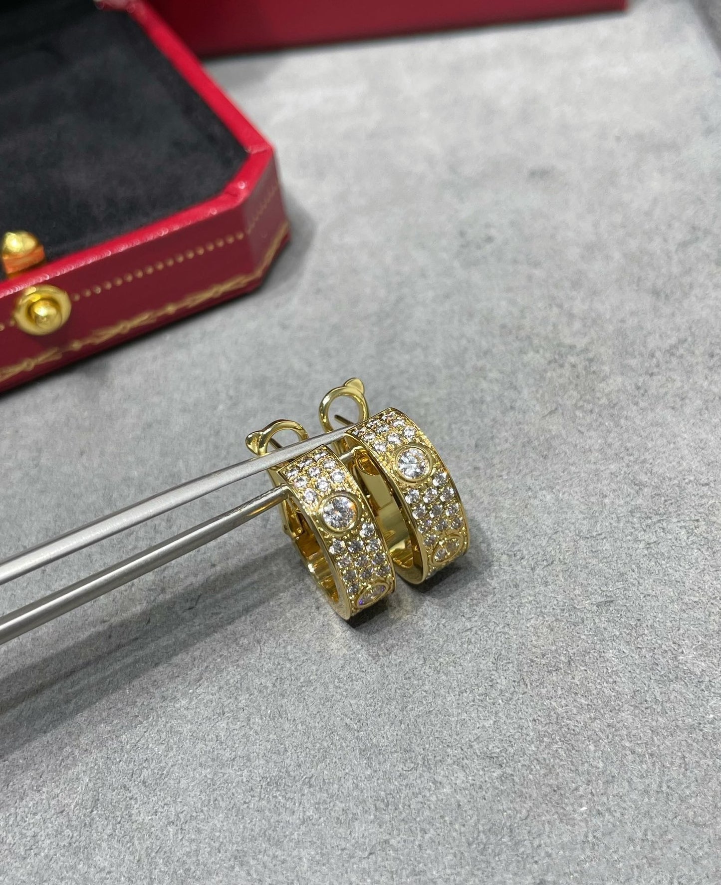 [グリッタージュエリー]LOVE 5.5mm ダイヤモンドパヴェイヤリング