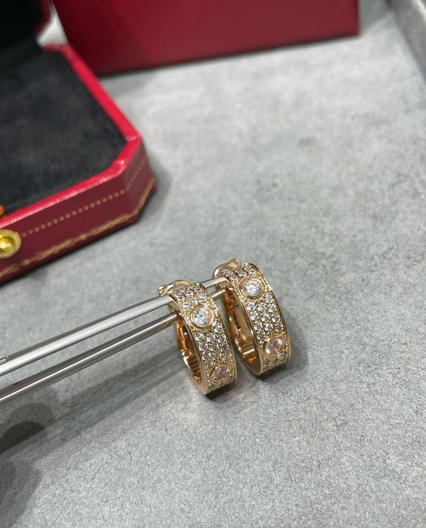 [グリッタージュエリー]LOVE 5.5mm ダイヤモンドパヴェイヤリング
