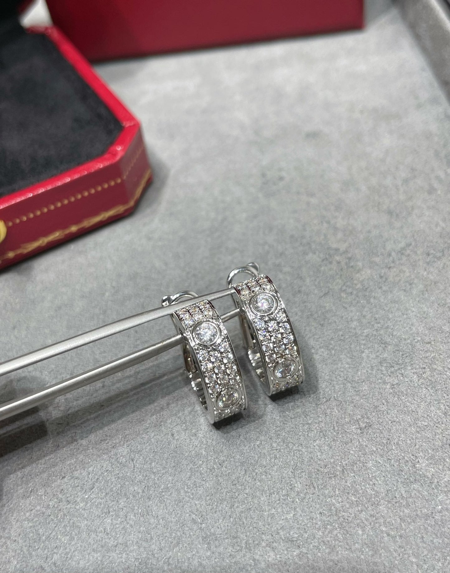 [グリッタージュエリー]LOVE 5.5mm ダイヤモンドパヴェイヤリング