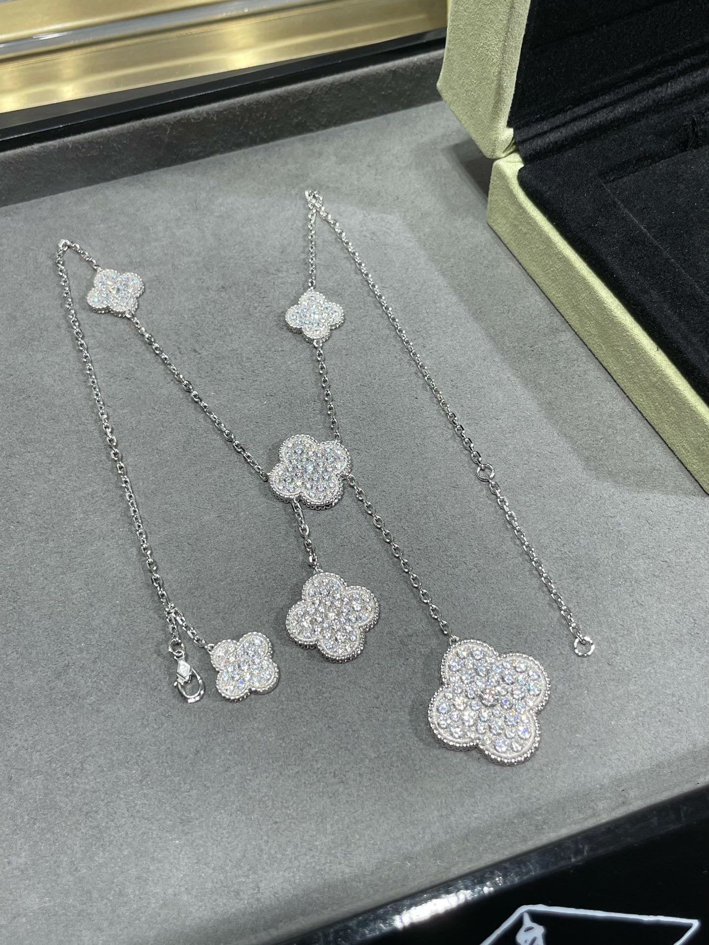 [Glitter Jewelry]CLOVER 6 MOTIF DIAMOND PAVED NECKLACE