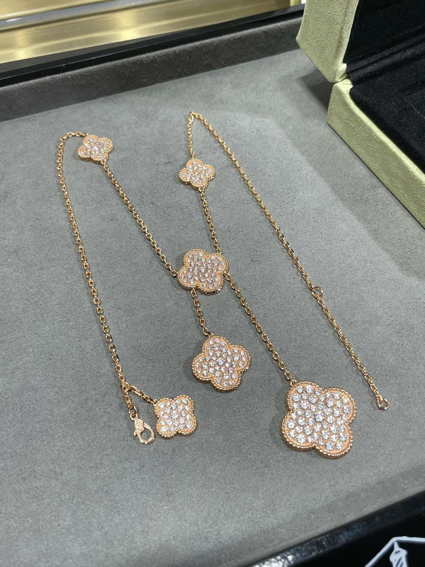 [Glitter Jewelry]CLOVER 6 MOTIF DIAMOND PAVED NECKLACE