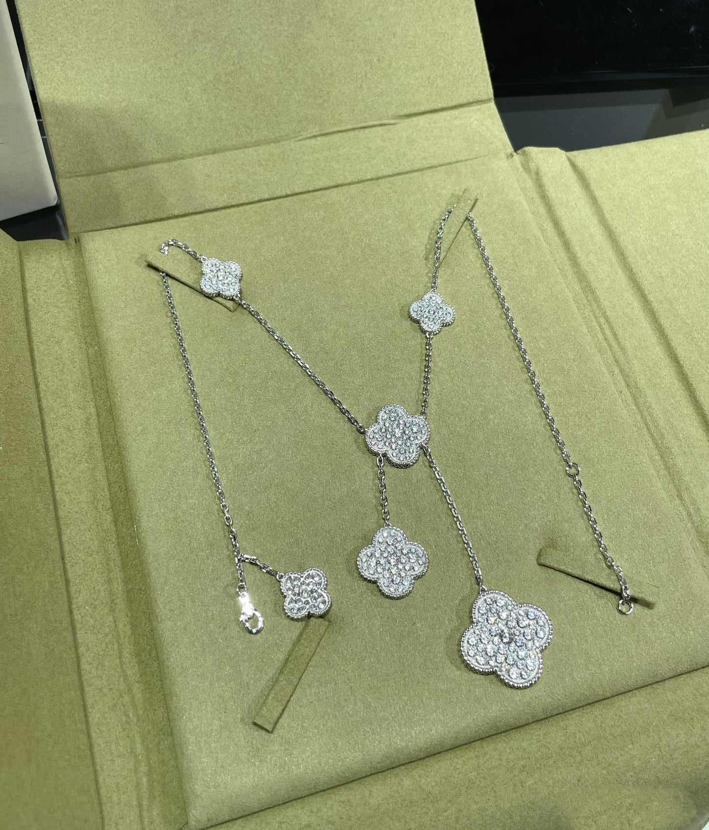[Glitter Jewelry]CLOVER 6 MOTIF DIAMOND PAVED NECKLACE