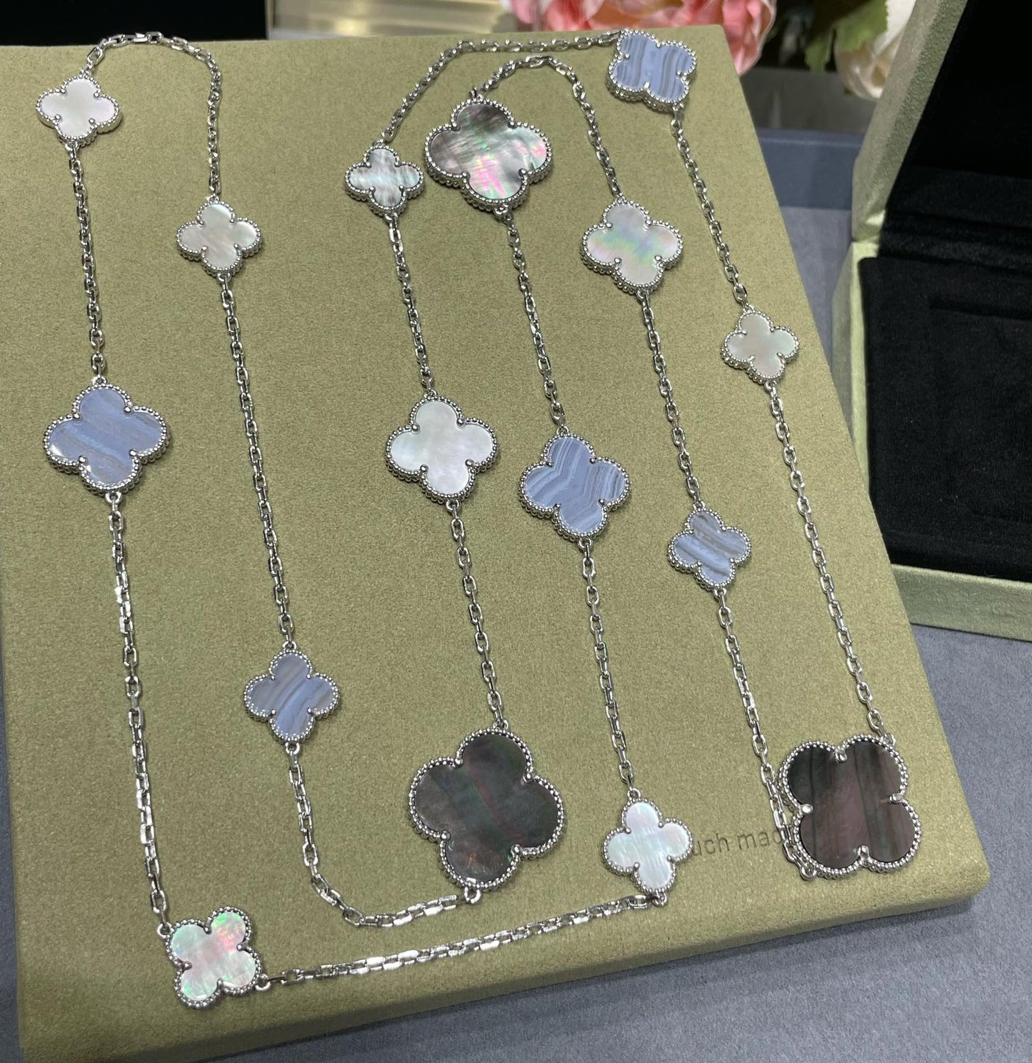 [Glitter Jewelry]CLOVER 16 MOTIF CHALCEDONY MOP SILVER NECKLACE