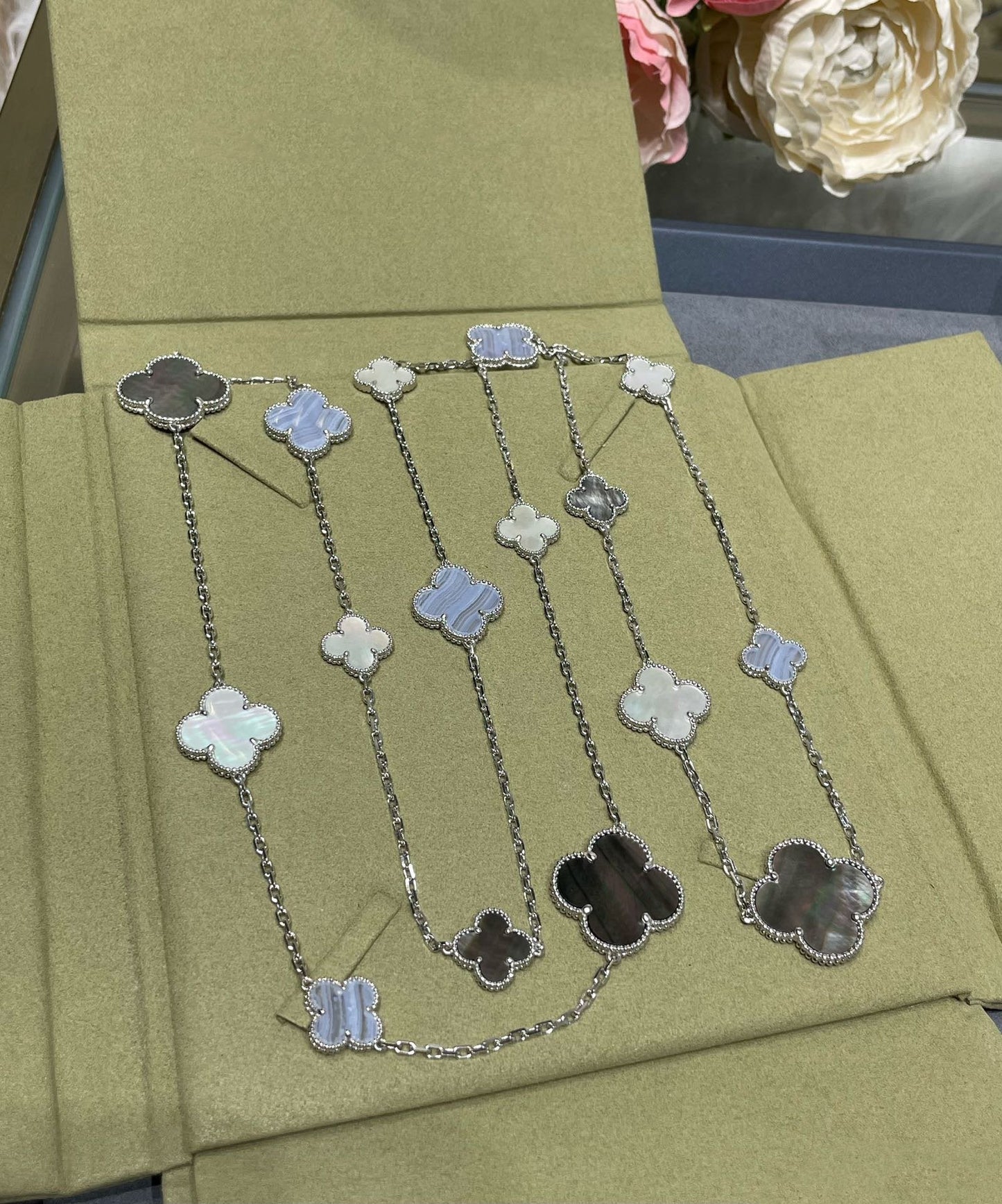 [Glitter Jewelry]CLOVER 16 MOTIF CHALCEDONY MOP SILVER NECKLACE