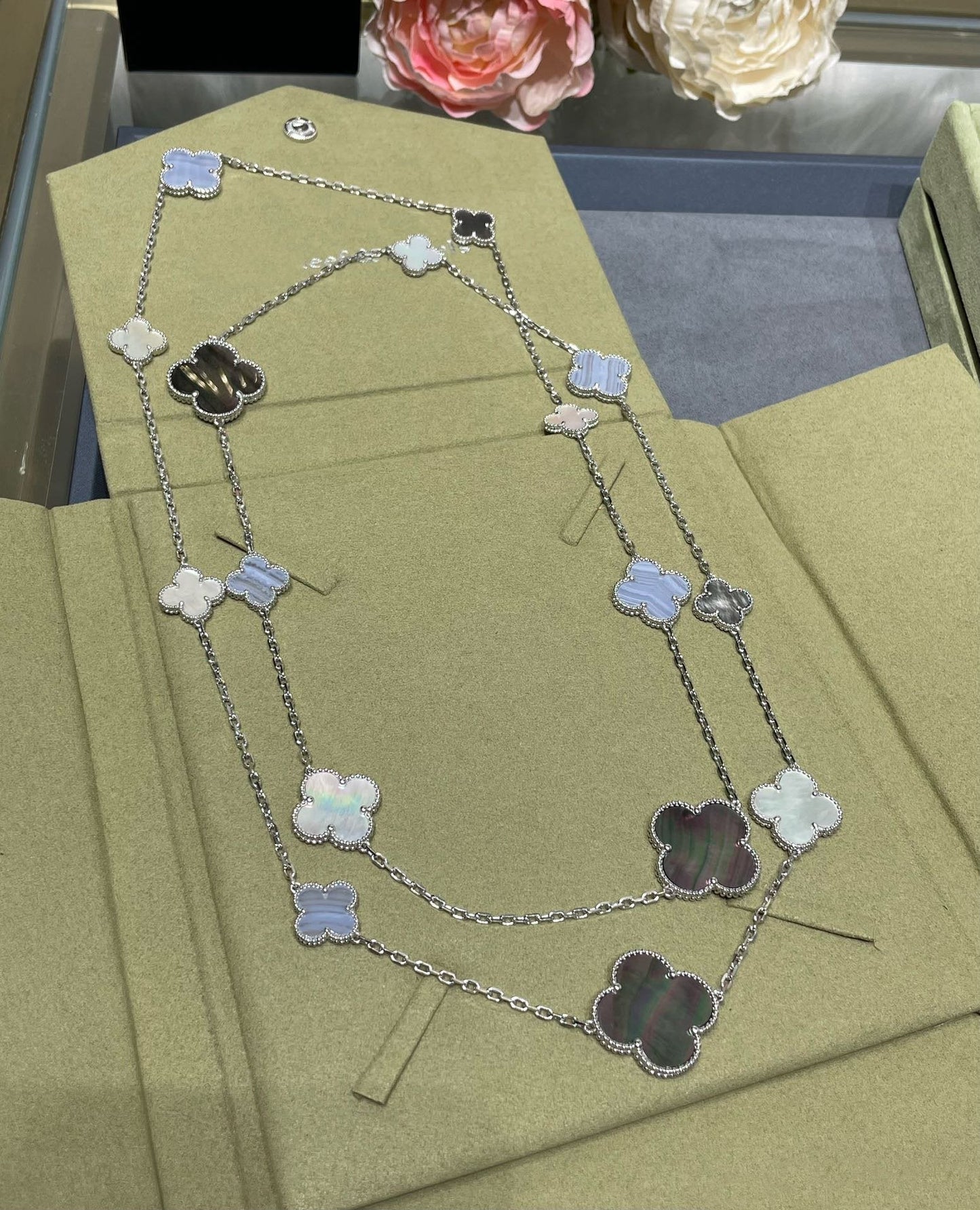[Glitter Jewelry]CLOVER 16 MOTIF CHALCEDONY MOP SILVER NECKLACE