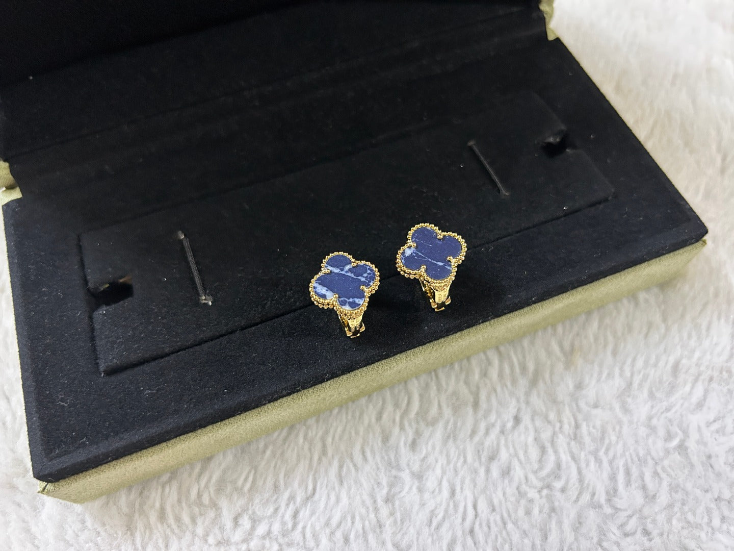 [Glitter Jewelry]CLOVER PIETERSITE MEDIUM STUD EARRINGS