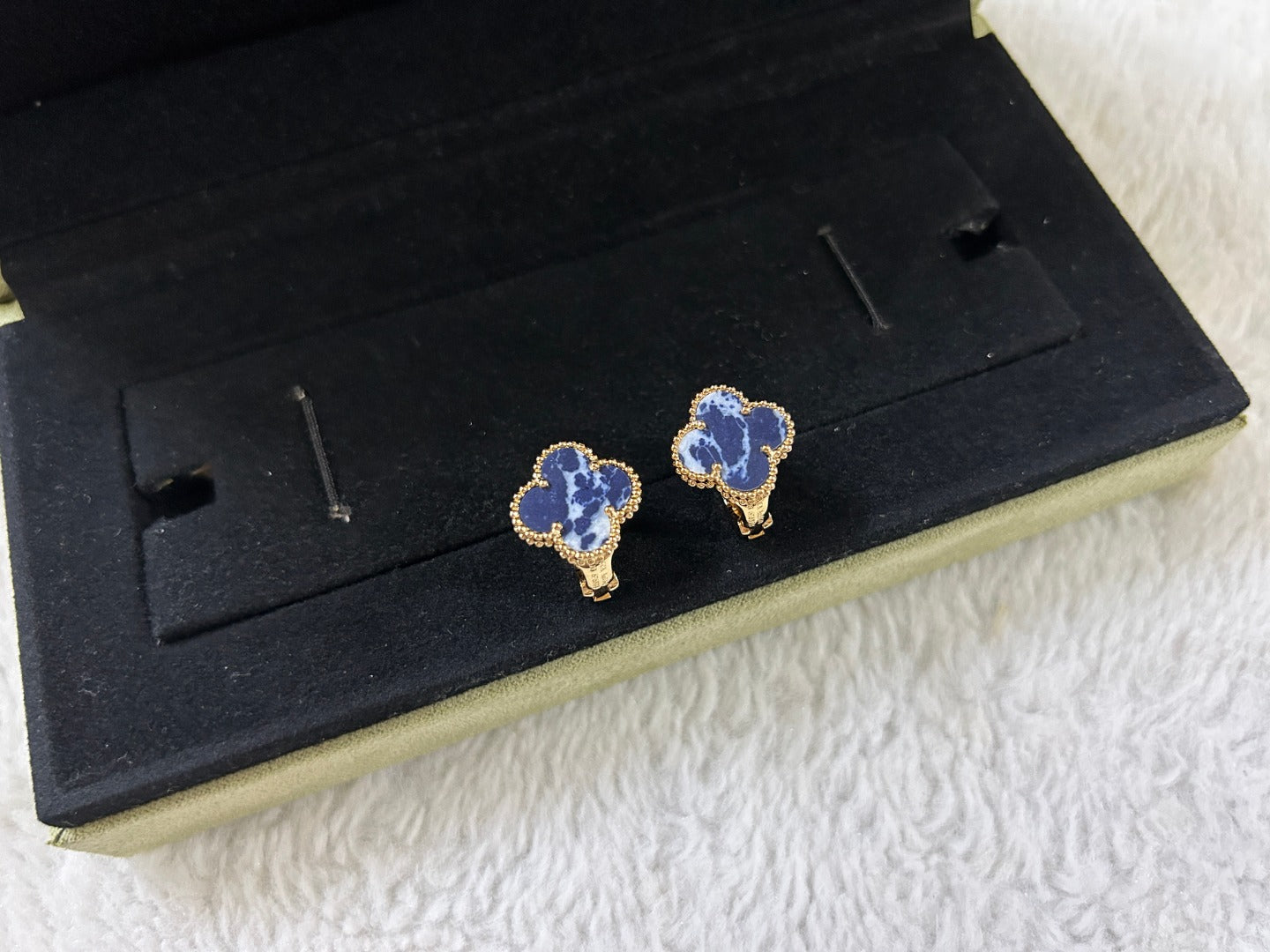 [Glitter Jewelry]CLOVER PIETERSITE MEDIUM STUD EARRINGS