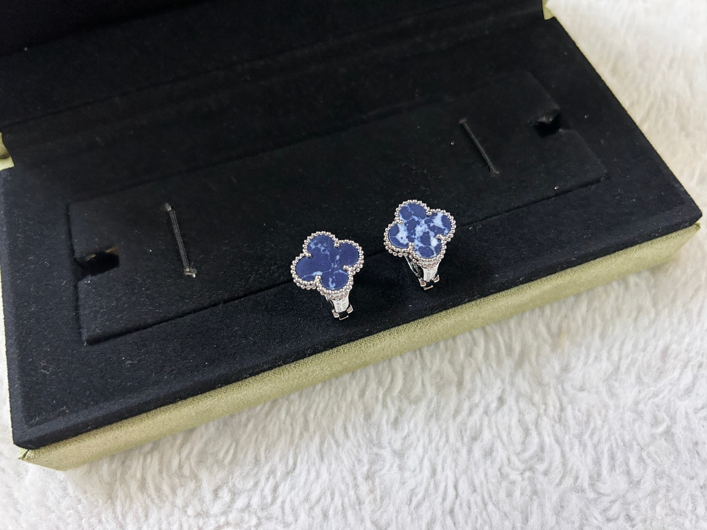[Glitter Jewelry]CLOVER PIETERSITE MEDIUM STUD EARRINGS