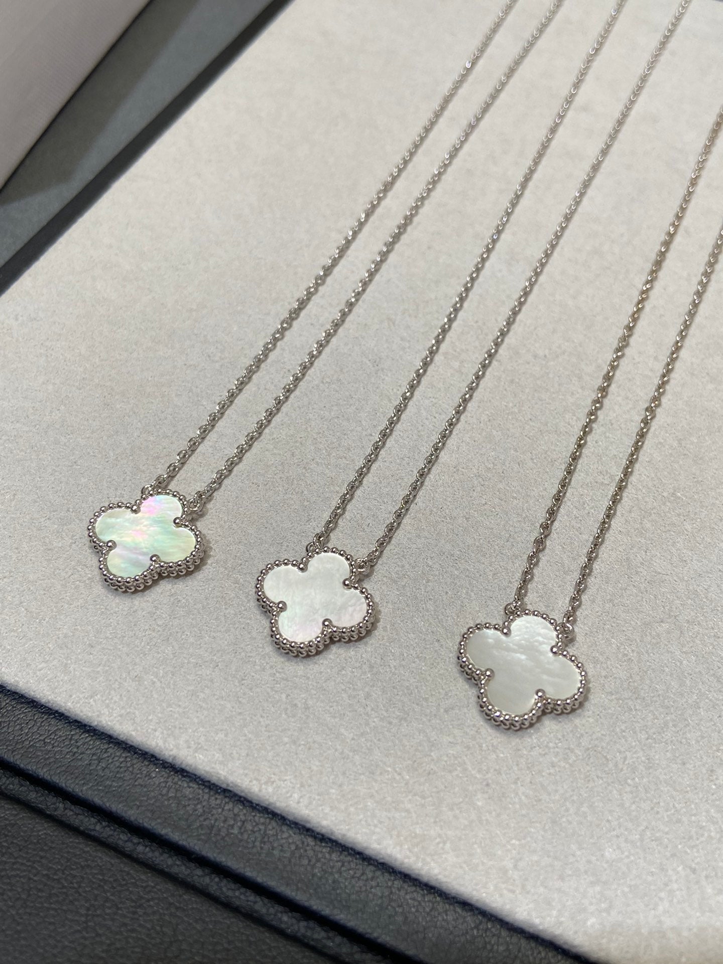 [Glitter Jewelry]CLOVER MEDIUM SILVER WHITE MOP NECKLACE