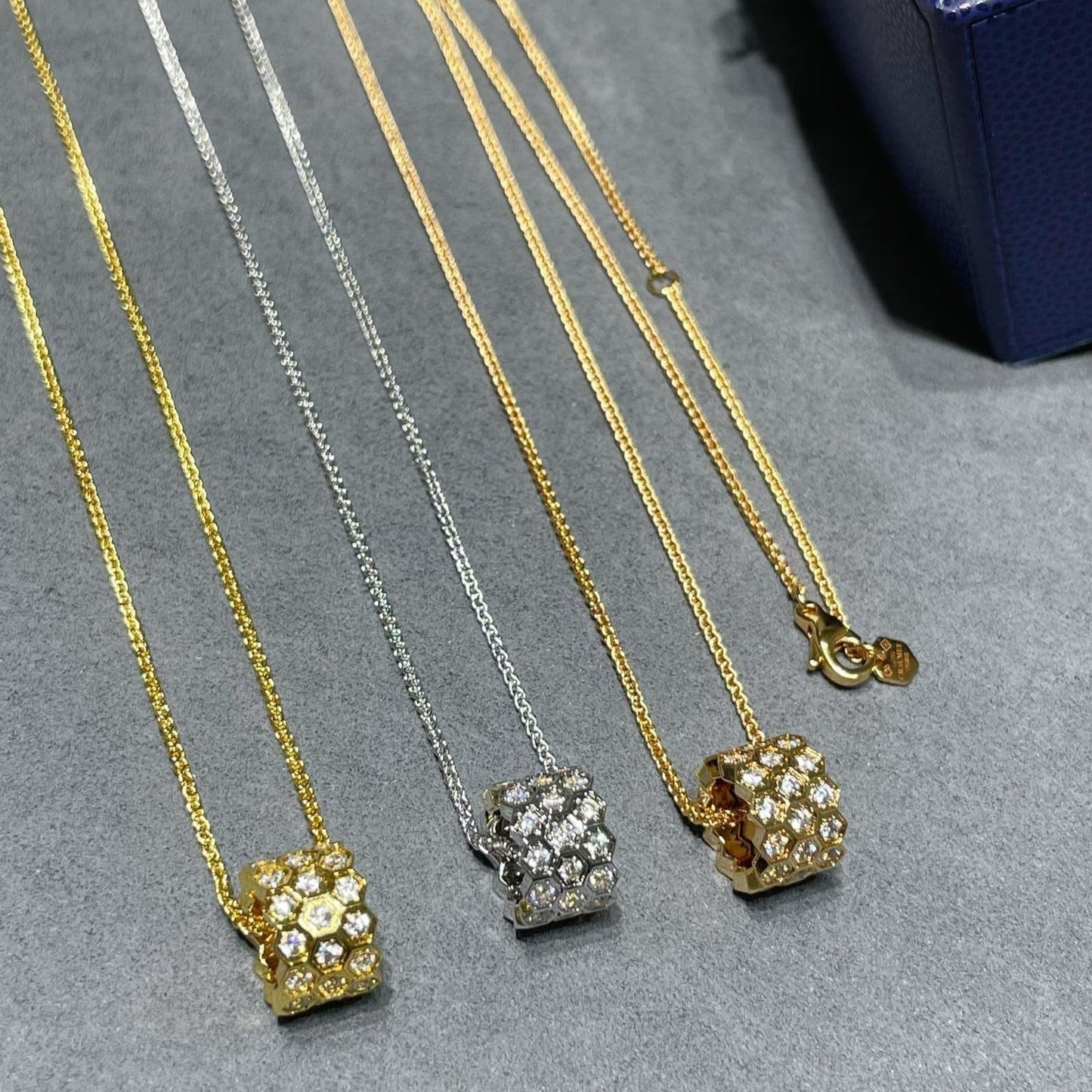 [Glitter Jewelry]BEE LOVE DIAMOND PAVED 3 ROW NECKLACE