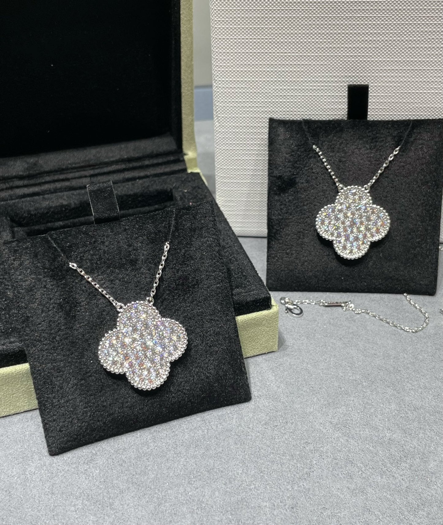 [グリッタージュエリー]クローバー 25mm ラージペンダント ダイヤモンドパヴェシルバーネックレス