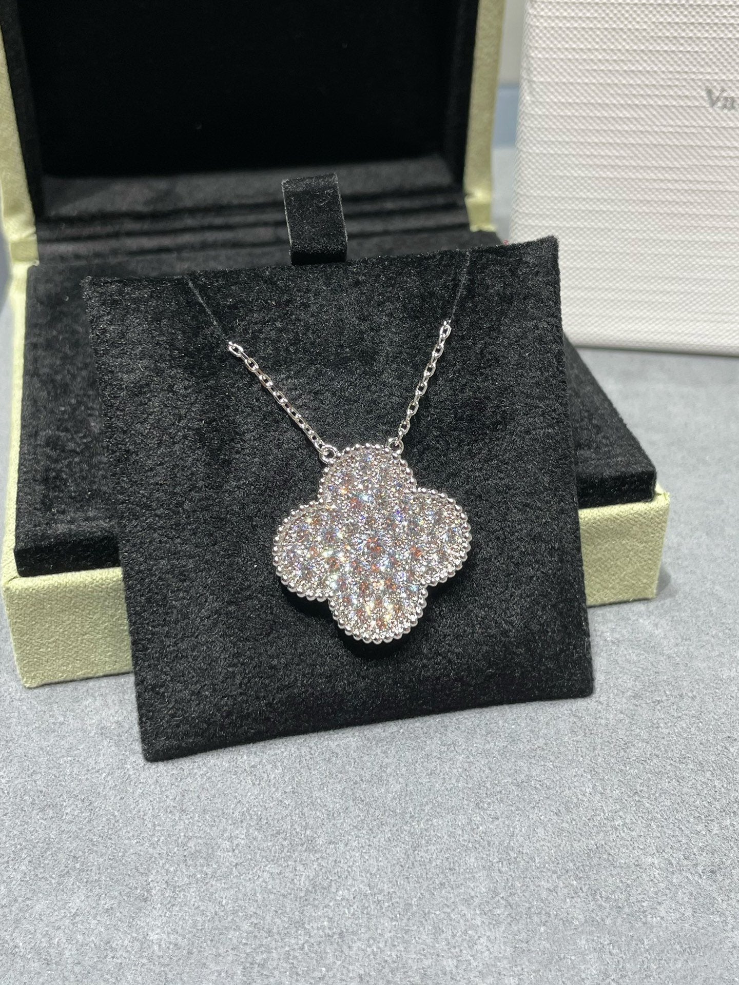 [グリッタージュエリー]クローバー 25mm ラージペンダント ダイヤモンドパヴェシルバーネックレス