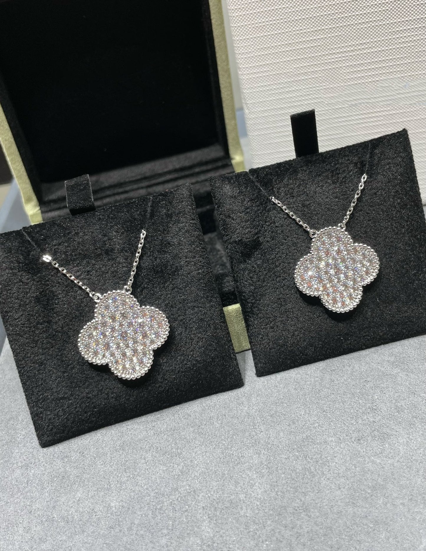 [グリッタージュエリー]クローバー 25mm ラージペンダント ダイヤモンドパヴェシルバーネックレス