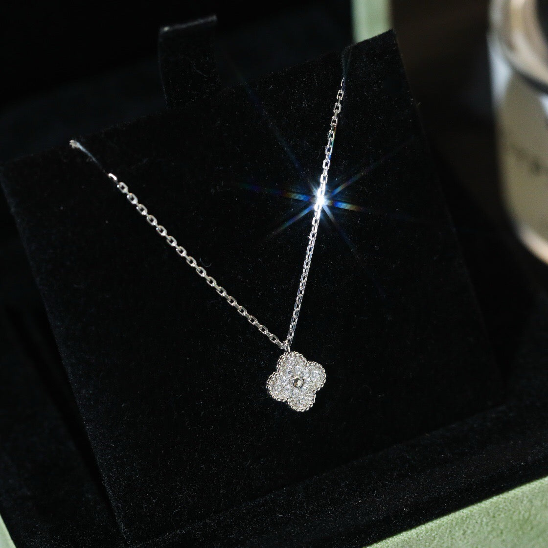 [グリッタージュエリー]クローバー ミニ 9.5mm ペンダント ダイヤモンドネックレス