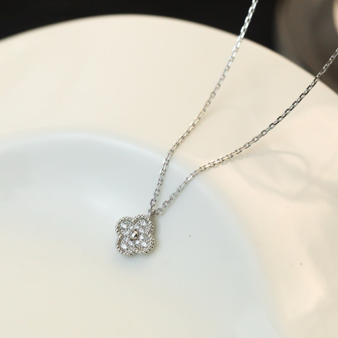 [グリッタージュエリー]クローバー ミニ 9.5mm ペンダント ダイヤモンドネックレス