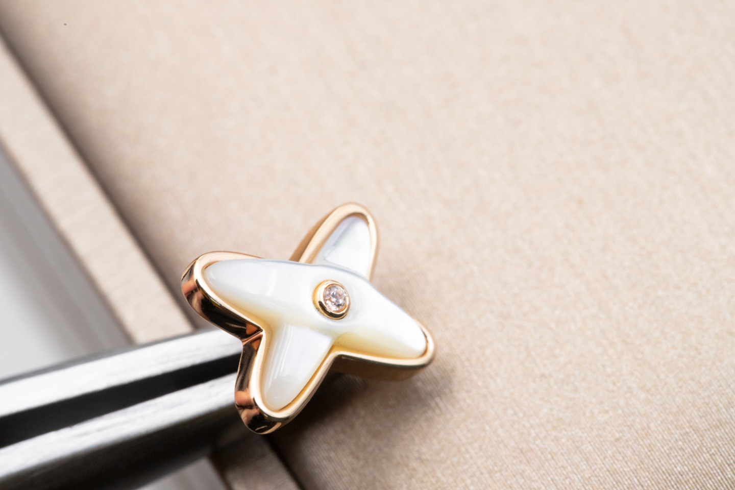 [Glitter Jewelry]JEUX DE WHITE MOP PINK GOLD DIAMOND EARRINGS